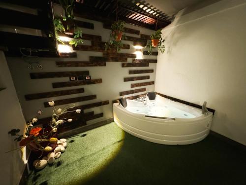 Ένα μπάνιο στο Private Jacuzzi suite apartment with garden