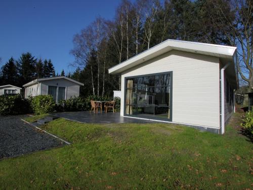 De BultにあるNice chalet with dishwasher surrounded by forestの庭の小さな白小屋