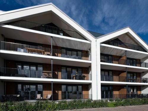 een appartementencomplex met balkons aan de zijkant bij Luxury apartment in R sidence Marina Kamperland pet friendly in Kamperland