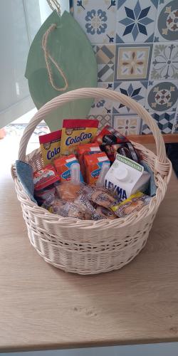 Apartamentos turísticos Praia de Seselle, terraza y jardín a un paso de la playa في آريس: سلة مليئة بالوجبات الخفيفة على طاولة