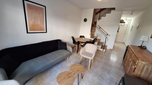 sala de estar con sofá y mesa en Tarraco 42, en Torroella de Montgrí