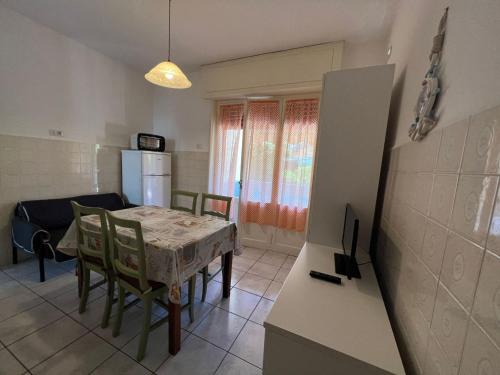 eine Küche und ein Esszimmer mit einem Tisch und Stühlen in der Unterkunft Appartamenti NA in Follonica