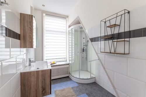 La salle de bains est pourvue d'une douche et d'un lavabo. dans l'établissement Luxe vakantiewoning dichtbij strand in Vlissingen, à Flessingue