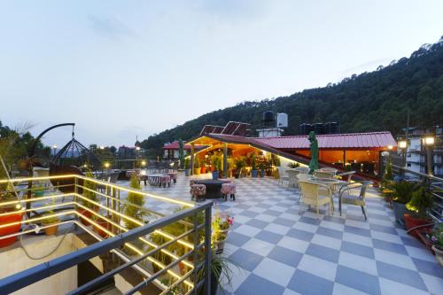 een balkon van een gebouw met tafels en stoelen bij Hotel Rawat in Ludhiana