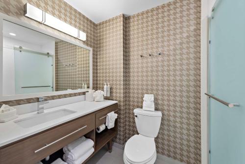 uma casa de banho com um lavatório, um WC e um espelho. em Home2 Suites By Hilton Big Bear Lake em Big Bear Lake