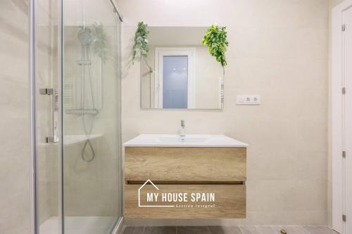 een badkamer met een wastafel en een douche bij MyHouseSpain - Renovado y luminoso apartamento in Madrid