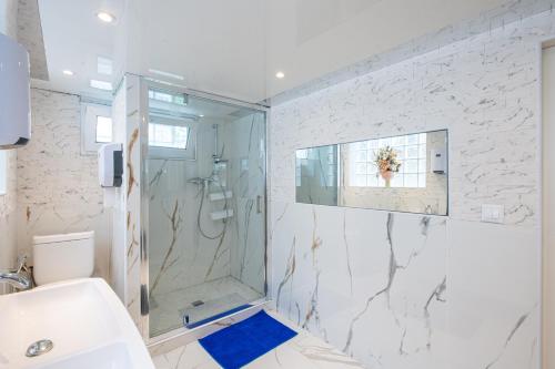a bathroom with a shower and a sink at Appartement tout confort - Paris à 10 min - tout équipé - salle de jeux in Deuil-la-Barre