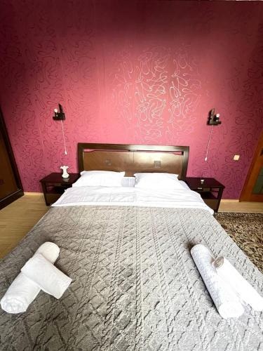 Ein Bett oder Betten in einem Zimmer der Unterkunft По дороге в Медеу