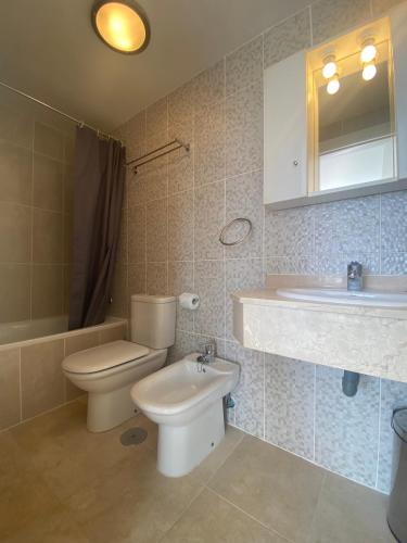 a bathroom with a toilet and a sink at RESIDENCIAL OASIS 5 in Mojácar
