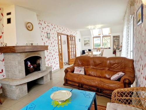 un salon avec un canapé et une cheminée dans l'établissement Villa Ludi, à Portbail
