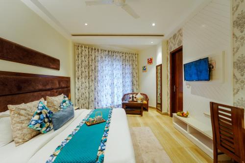 um quarto com uma cama e uma cadeira em Sonam Plaza em Ludhiana