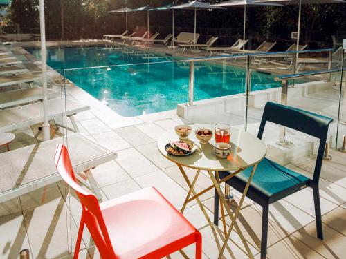 Bazén v ubytovaní greet Hotel La Rochelle Centre alebo v jeho blízkosti