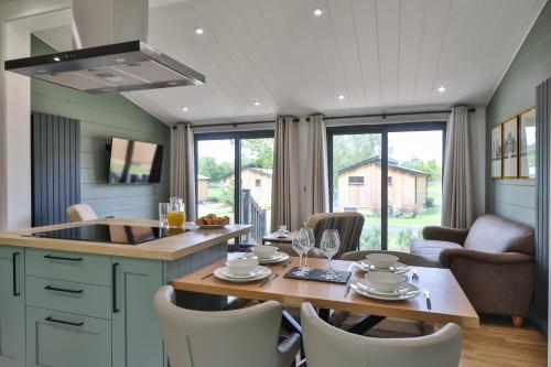 a kitchen and dining room with a table and chairs at Blenheim Palace Lodge Retreat in Woodstock