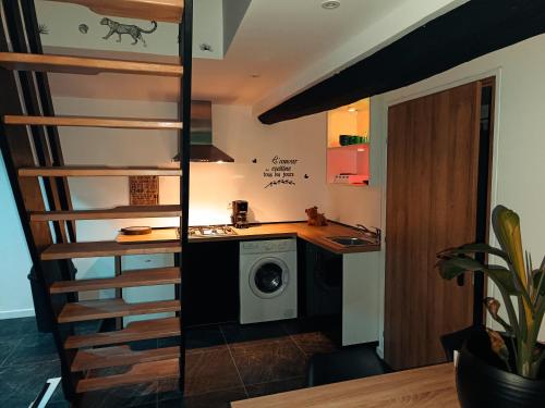 una pequeña cocina con lavadora en una habitación en L'immortel spa 2 en Cauchy-à-la-Tour