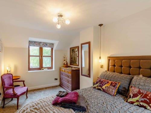 um quarto com uma cama, uma cadeira e uma cómoda em 2 Bed in Ripon 88051 em Ripon