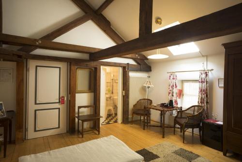 Postel nebo postele na pokoji v ubytování Hotel Altes Pfarrhaus Beaumarais