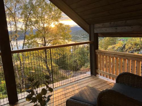 eine abgeschirmte Veranda mit einem Sofa und Aussicht in der Unterkunft Stabbur med fantastisk utsikt! in Steinkjer