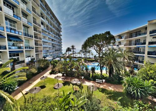SKOL 335. Fantastic Beachfront Apartment Facing South.