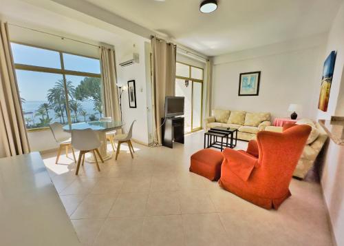 SKOL 335. Fantastic Beachfront Apartment Facing South.