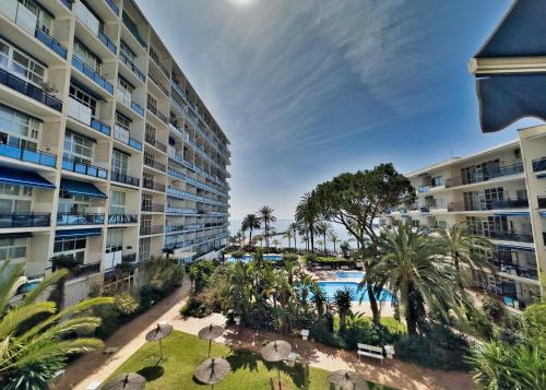 SKOL 335. Fantastic Beachfront Apartment Facing South.