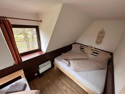 dwa łóżka w pokoju z oknem w obiekcie Horská chata Svahová w mieście Boleboř
