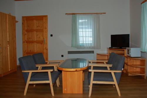 維爾布諾波布拉甸登的住宿－Horská vila Heda，配有桌椅和电视的客房