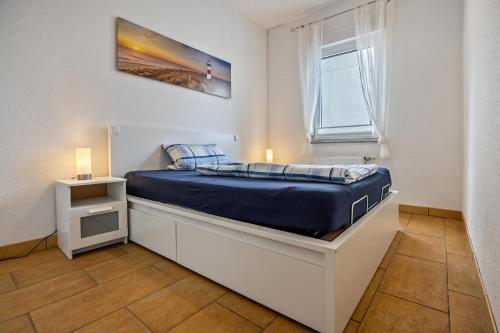 1 dormitorio con 1 cama grande en una habitación blanca en Dini's Ferienwohnung, en Wunstorf