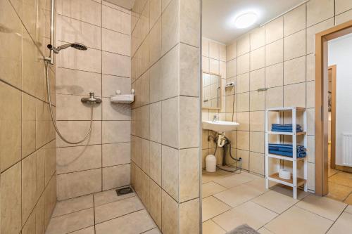 y baño con ducha y lavamanos. en Dini's Ferienwohnung, en Wunstorf