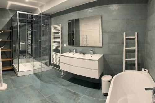 Et badeværelse på maison lac et montagne