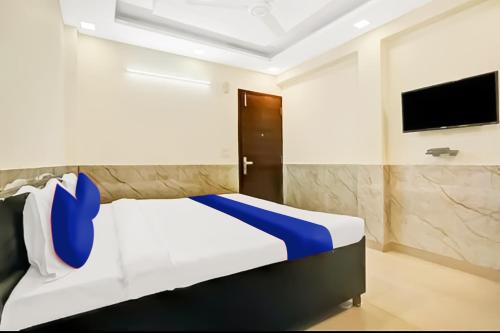 新德里的住宿－offf，一间卧室配有一张床和电视