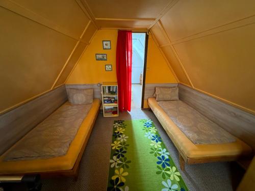 um pequeno quarto com 2 camas e uma janela em Chata u lesa em Přeštice