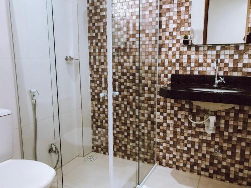 La salle de bains est pourvue d'une douche et d'un lavabo. dans l'établissement HOTEL VIANA, à Barra do Corda
