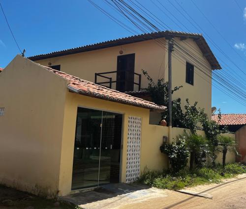 een wit huis met een grote glazen deur bij Pousada Villa Xaréu in Barra Grande