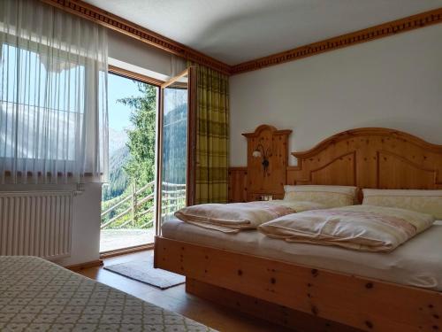 um quarto com 2 camas e uma grande janela em Ferienhaus Innerzarge em Tux
