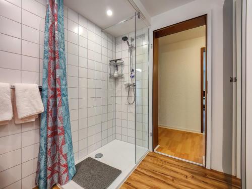 a shower with a glass door in a bathroom at Fuchs und Hase in Illingen