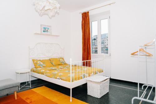 Un pat sau paturi într-o cameră la Stylish house in the heart of Genoa