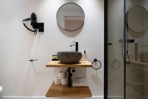 a bathroom with a sink and a mirror at MarPlana in Castelldefels