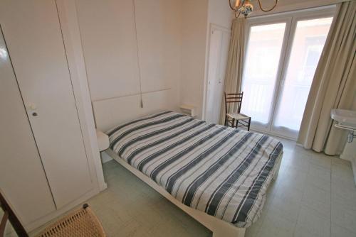 una piccola camera con letto e finestra di Yperlee 0301 a Nieuwpoort