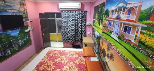 a room with colorful paintings on the walls at Sri bagavan lodge in Tiruvannāmalai