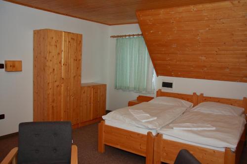 維爾布諾波布拉甸登的住宿－Horská vila Heda，一间卧室设有一张木床和一个窗户。