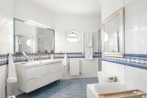 een witte badkamer met een wastafel en een toilet bij Casa Rosella in Carvoeiro