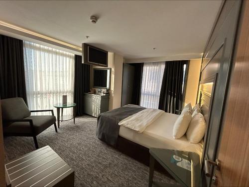 Кровать или кровати в номере Grand Turkuaz Hotel