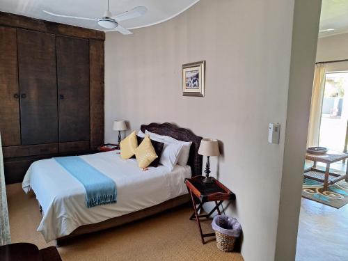 1 dormitorio con 1 cama grande y techo en Umuzi Guest House, en Richards Bay