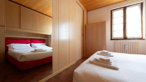 een kamer met 2 bedden en een raam erin bij Bruni 2 in Bormio