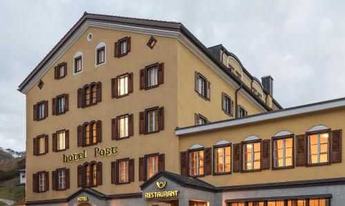 a large building with a hotel pass sign on it at Hotel Post in Bivio