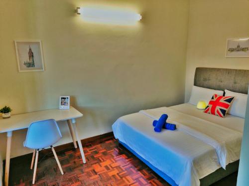Un dormitorio con una cama y un escritorio con un juguete. en [Queensbay Mall] 2~6 Pax, 3 Bedrooms, 2 Bathrooms, 1 Car Park, en Bayan Lepas