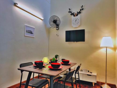 uma mesa de jantar com cadeiras e mesa em [Queensbay Mall] 2~6 Pax, 3 Bedrooms, 2 Bathrooms, 1 Car Park em Bayan Lepas