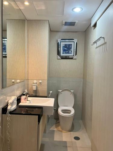 La salle de bains est pourvue de toilettes et d'un lavabo. dans l'établissement Belle’s WMR Apartment, à Jakarta