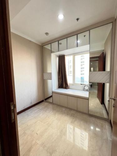 Cette chambre dispose d'un grand miroir et d'une fenêtre. dans l'établissement Belle’s WMR Apartment, à Jakarta