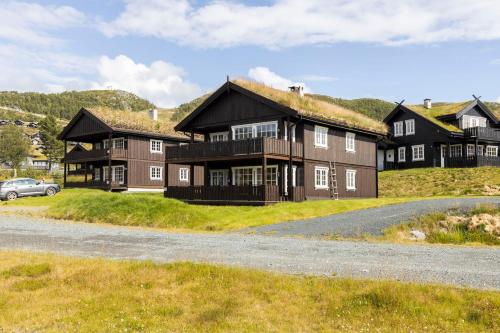 una gran casa marrón con techo de hierba en Rauland Feriesenter, en Rauland